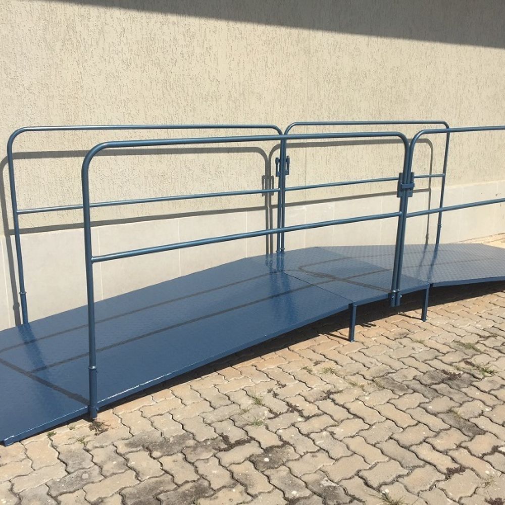 Passarela para tubulação em calçada